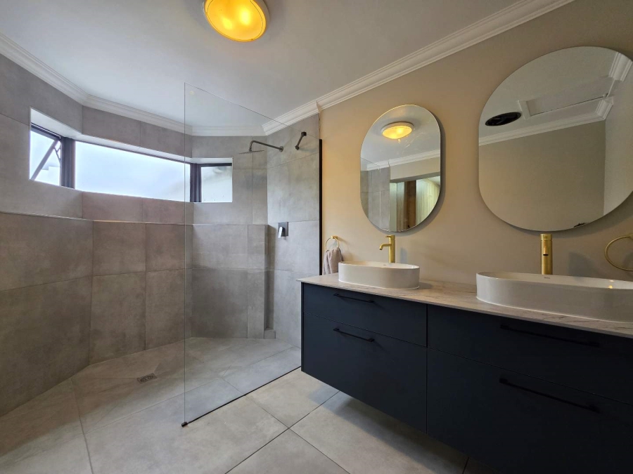 5 Bedroom Property for Sale in Plattekloof Western Cape